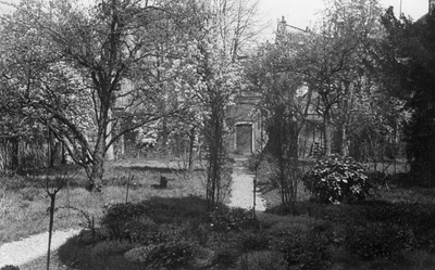 814160 Gezicht in de tuin achter het huis Oudegracht 320 ( Payenborch ) te Utrecht.
